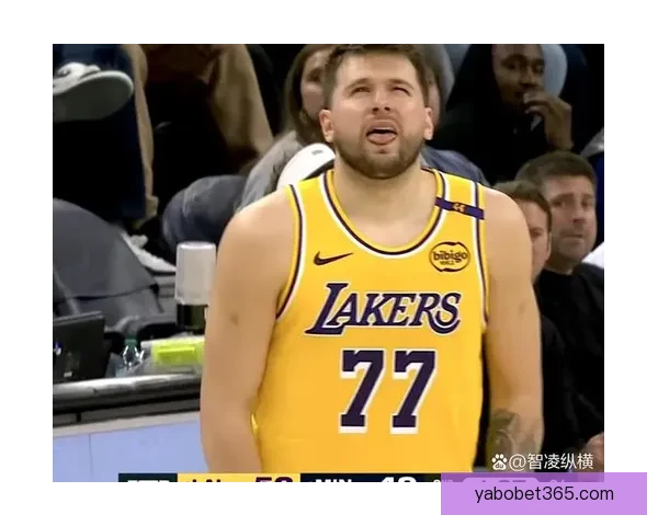 东契奇突破遭遇腿筋拉伤紧急退出比赛 返回更衣室进行治疗